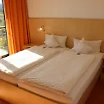 Konukevi Gaestehaus Zum Wolffenturm Lehrensteinsfeld